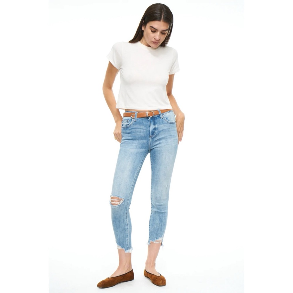 PISTOLA AUDREY MID-RISE SKINNY CROP DISTRESSED RAW HEM DESTROYED KNEE.
CASUAL - Picture 3 of 10